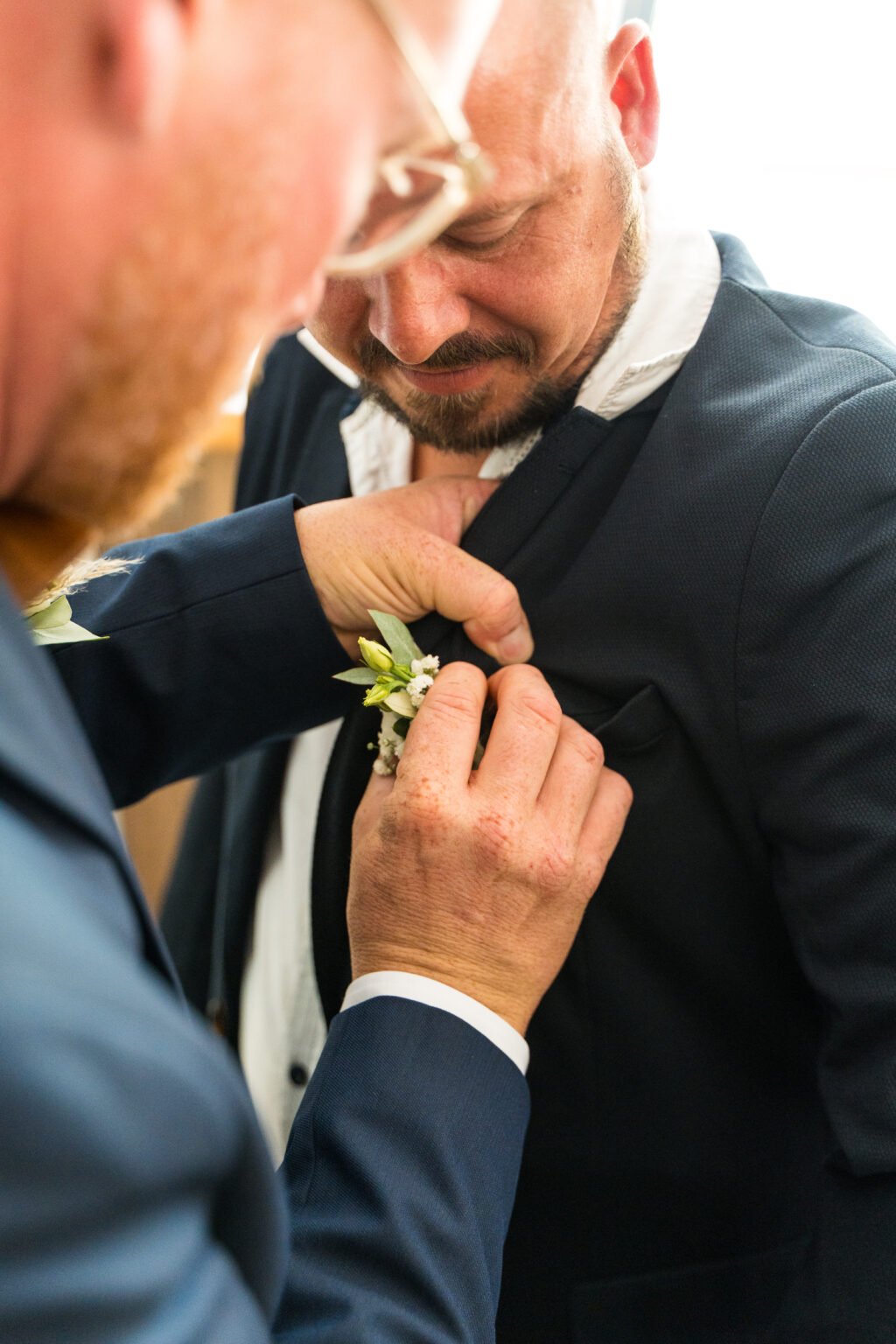 La boutonnière du marié, pendant les préparatifs