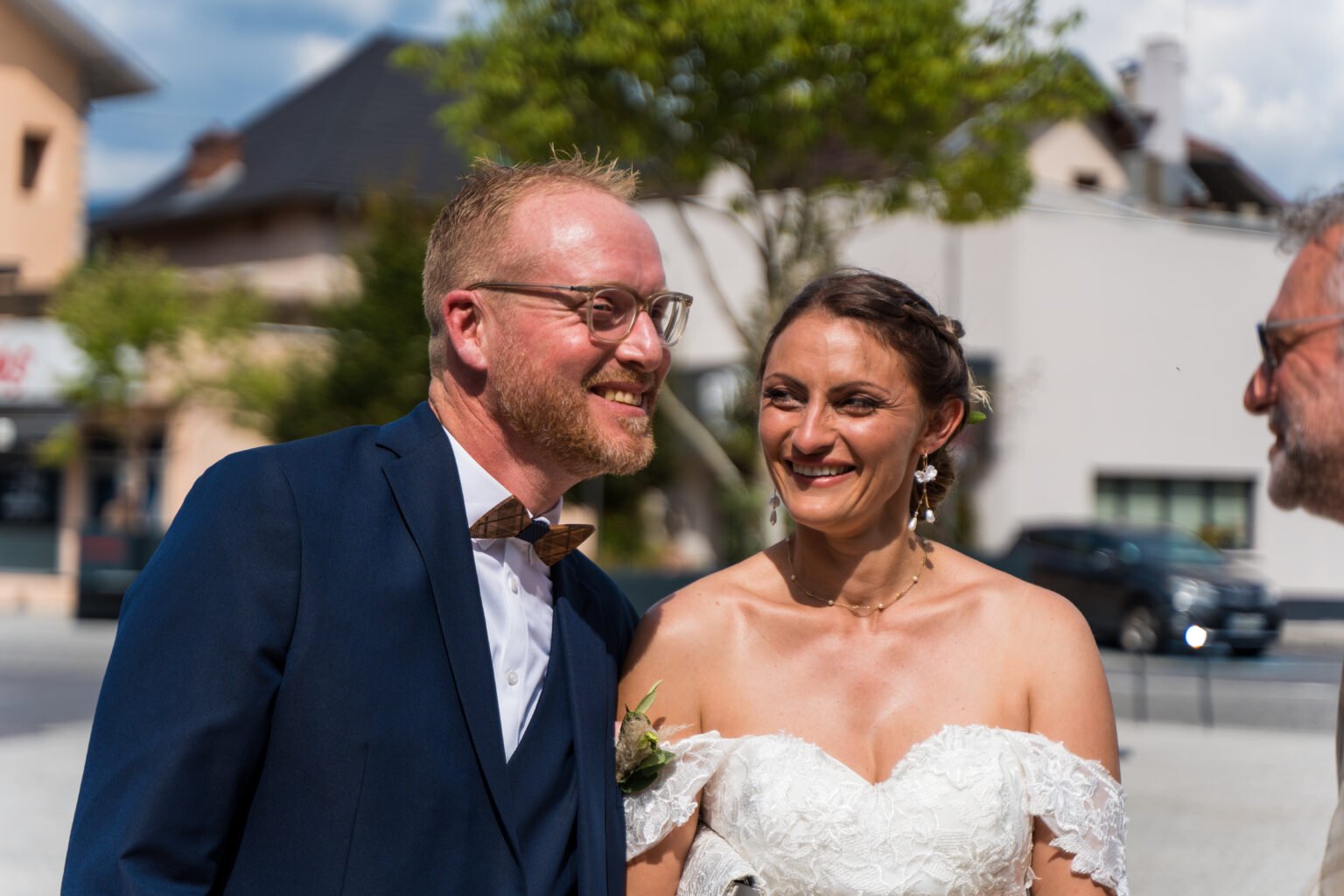 Les mariés, complices, au sortir de la cérémonie