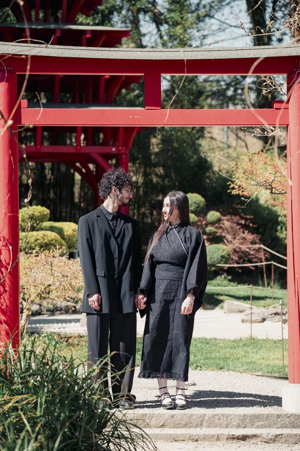 Le couple sous le torii du jardin japonais