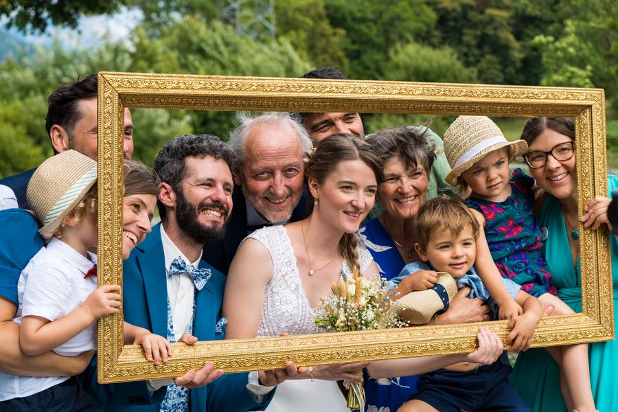 La famille réunie derrière un cadre doré