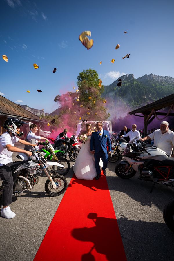 La sortie sous les confettis et les fumigènes