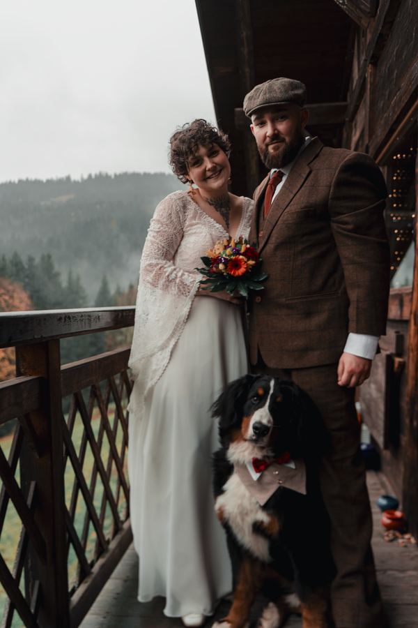 Les mariés et leur chien sur la terrasse