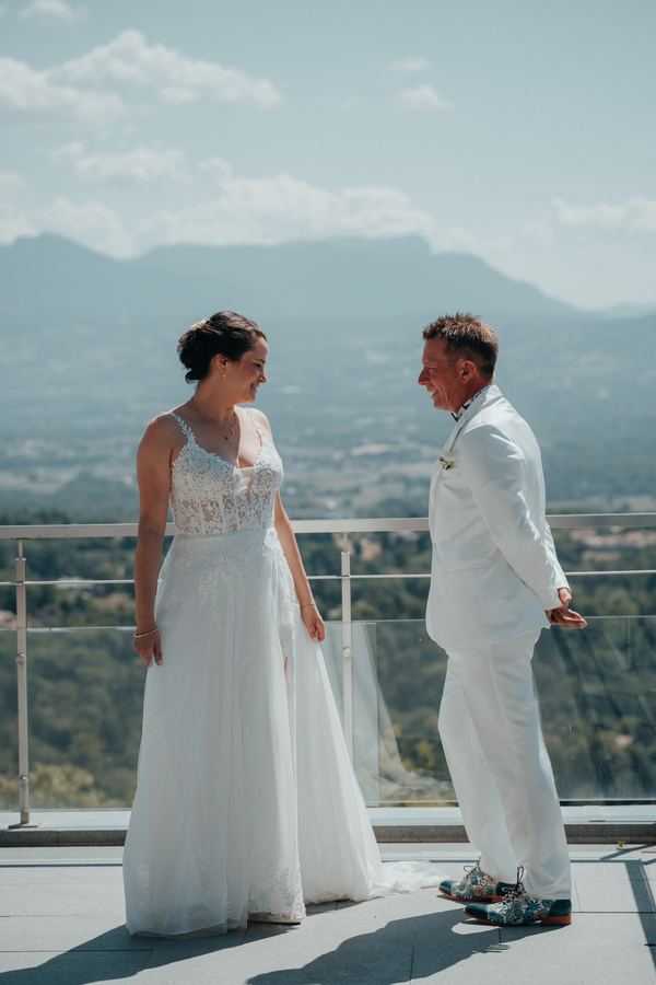 Les mariés sur la terrasse, face à la vallée