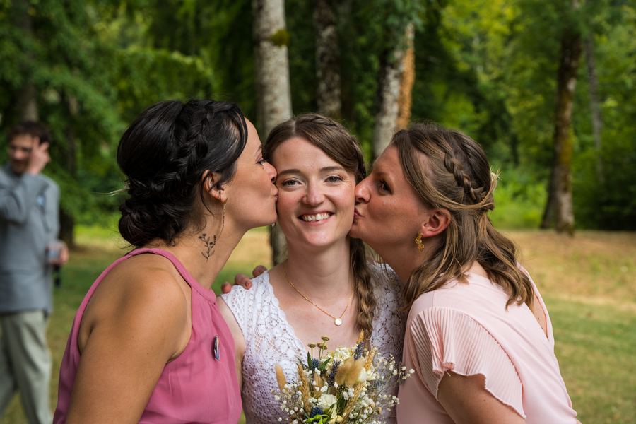 Les demoiselles d’honneur embrassent la mariée