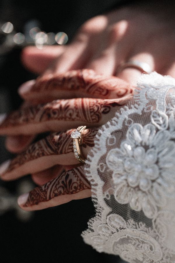 Les mains au henné posées sur la dentelle