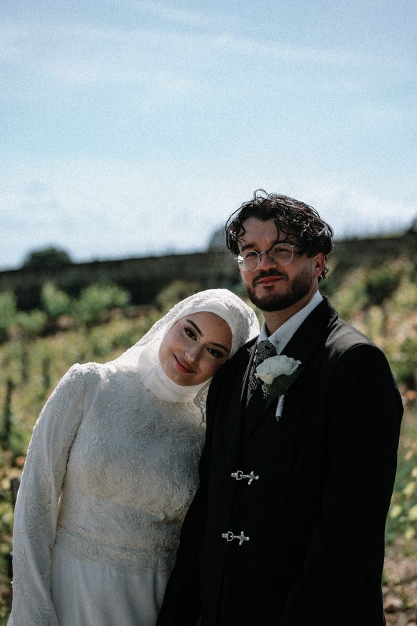 Portrait des mariés dans les vignes