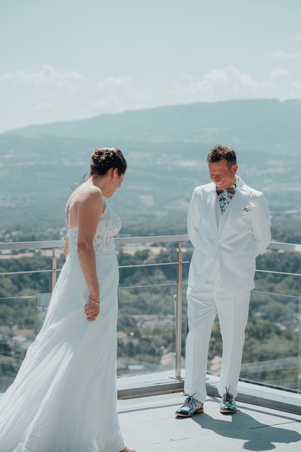 La mariée face au panorama