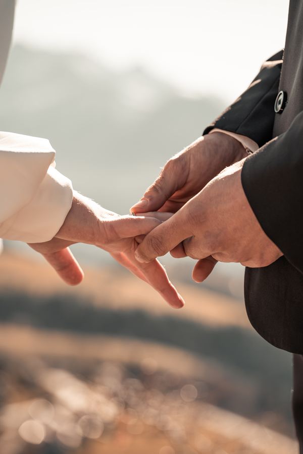 L’alliance passée au doigt de la mariée