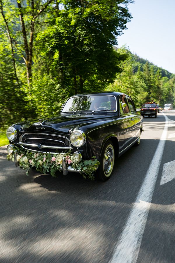 La voiture fleurie sur la route